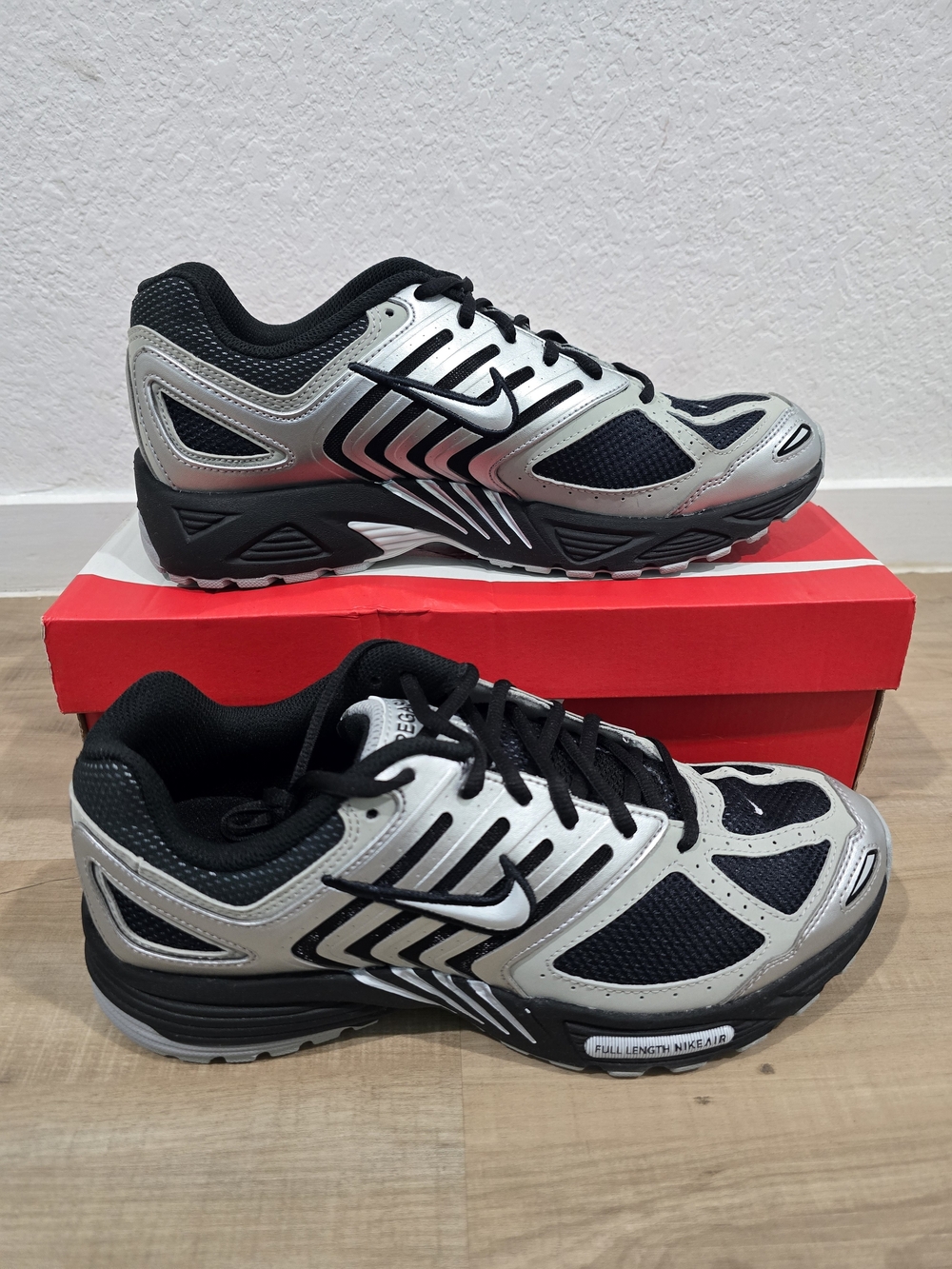 Nike Silver & Black Running Sneakers